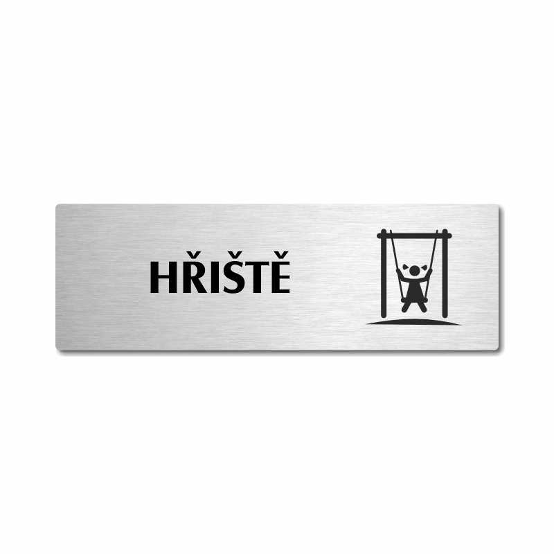 Hřiště, stříbrná popiska na dveře